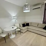 Апартаменты Lovely And - Easy And Efficient Check-in *