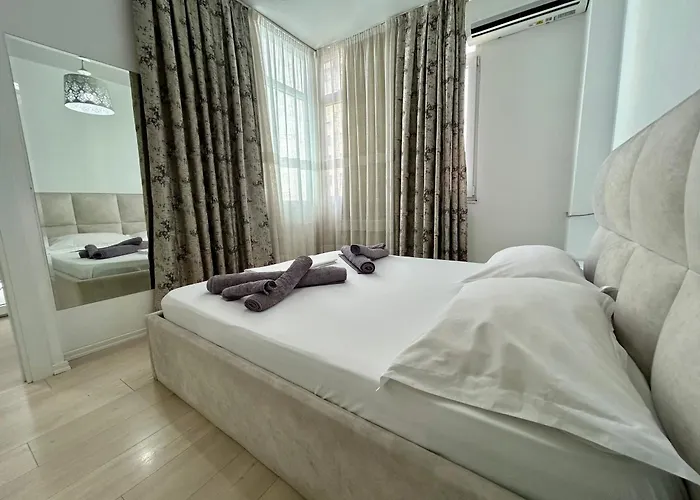 Lovely And - 24h Self Check-in טיראנה